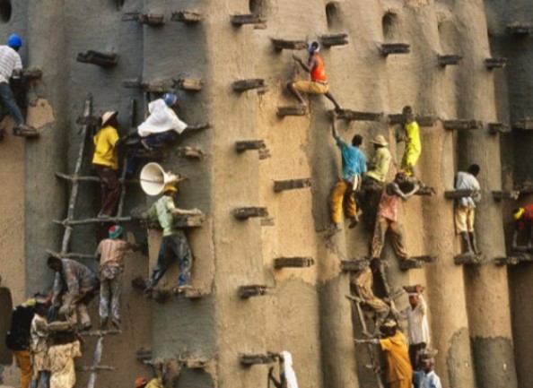 The Great Mosque of Djenné in Mali has been preserved till now thanks to the yearly community effort of maintenance coordinated by the barey-ton, the local corporation of traditional masons, holding technical capacities in earthen architecture but also considered to have magical powers