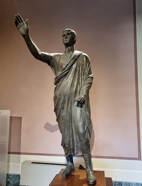 Magistrate with toga pretesta and high calzari (calcei). Bronze statue (c. 100 BCE) - Archeological Museum, Florence.