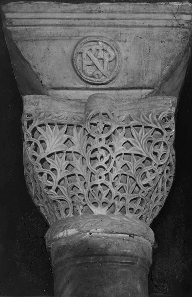 Capital in the upper gallery of San Vitale, Ravenna: The leaves form arches between each other or appear in low relief, so much so that they seem more engraved than sculpted.